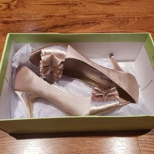 Satin dress shoe